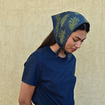 petit foulard marine en coton imprimé porté comme un fichu sur la tête