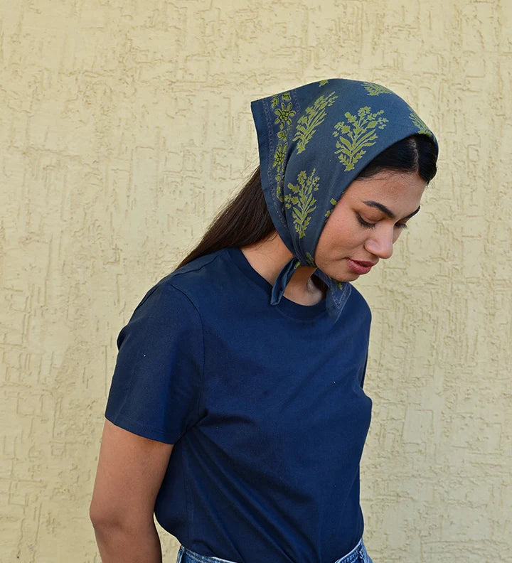 petit foulard marine en coton imprimé porté comme un fichu sur la tête