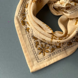 petit foulard en coton imprimé écru noué en pointe