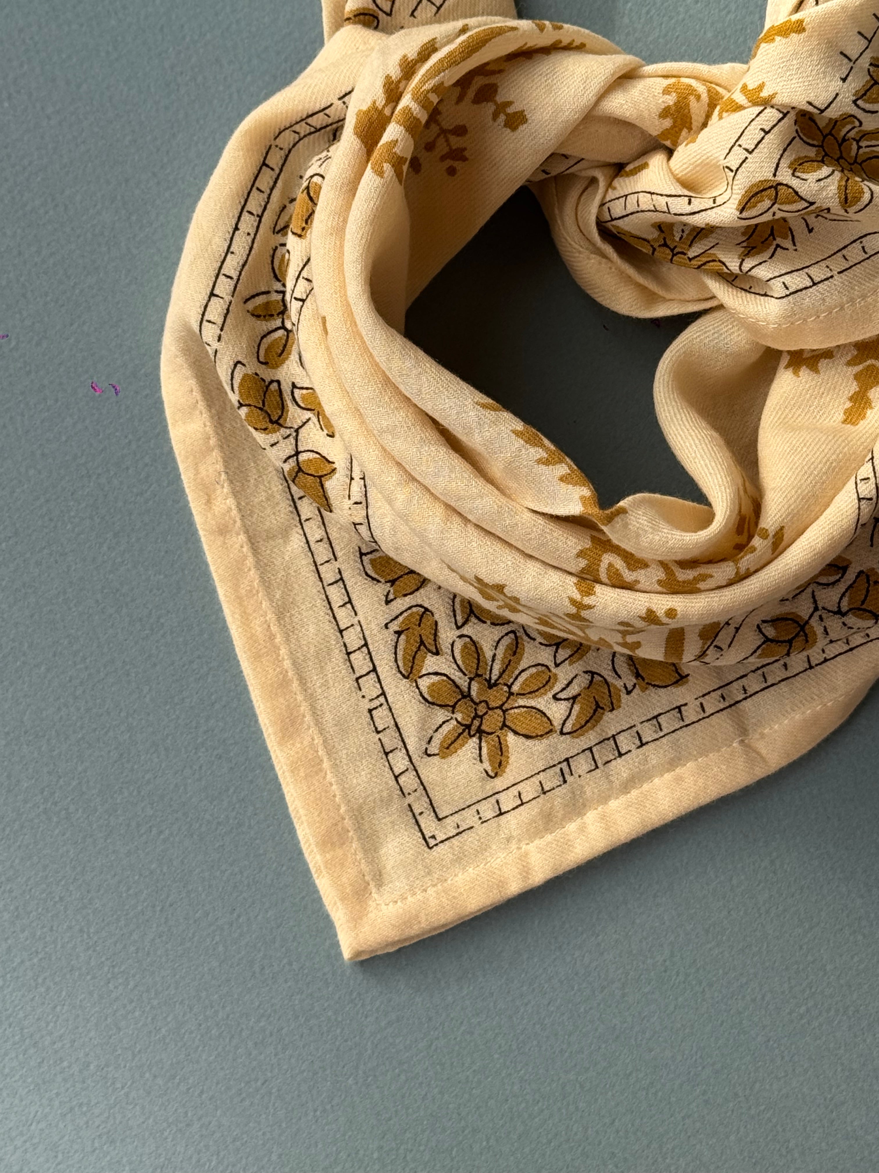 petit foulard en coton imprimé écru noué en pointe