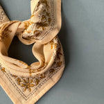 détails du petit foulard en coton imprimé écru et kaki