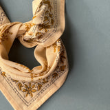détails du petit foulard en coton imprimé écru et kaki