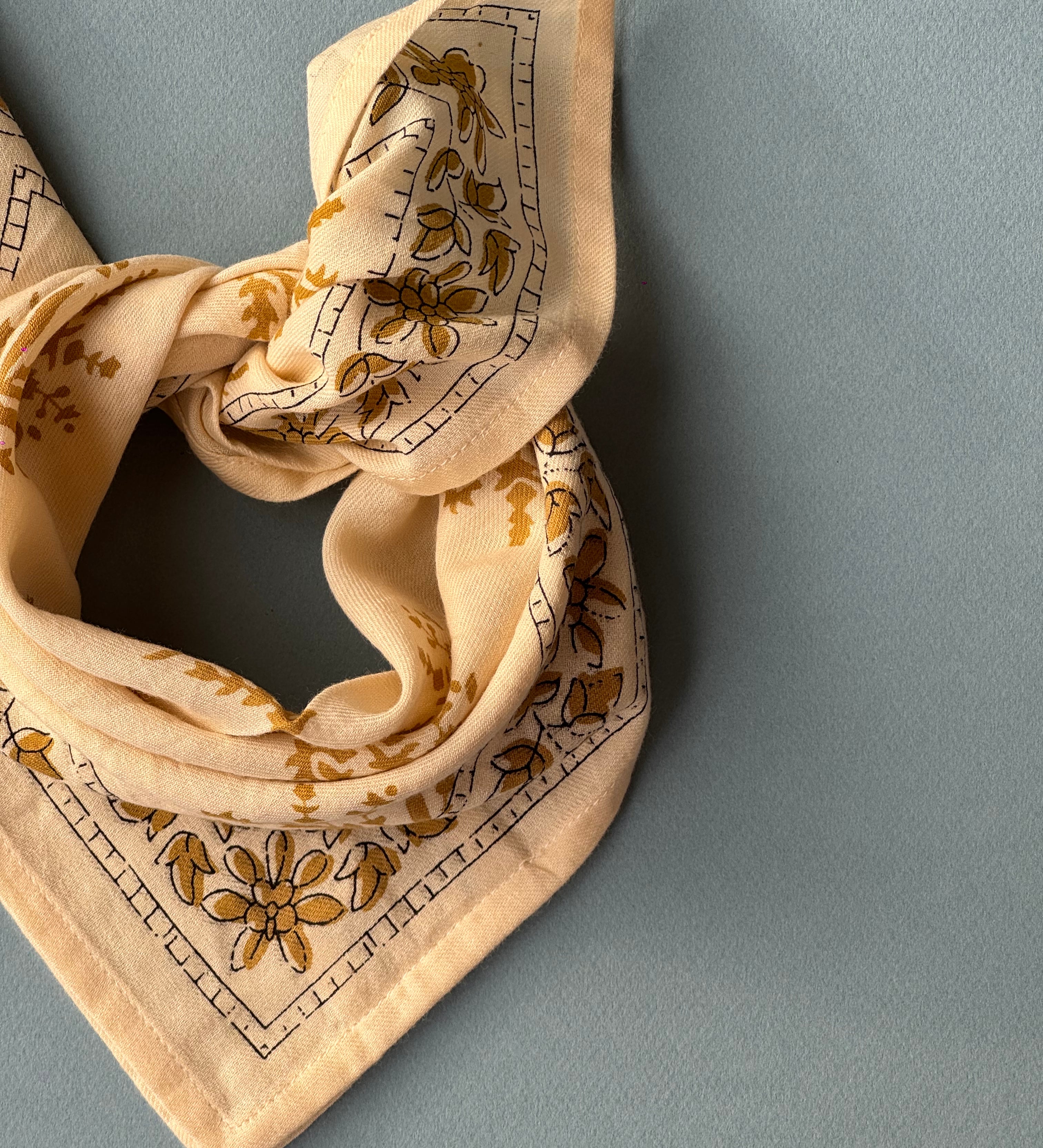 détails du petit foulard en coton imprimé écru et kaki