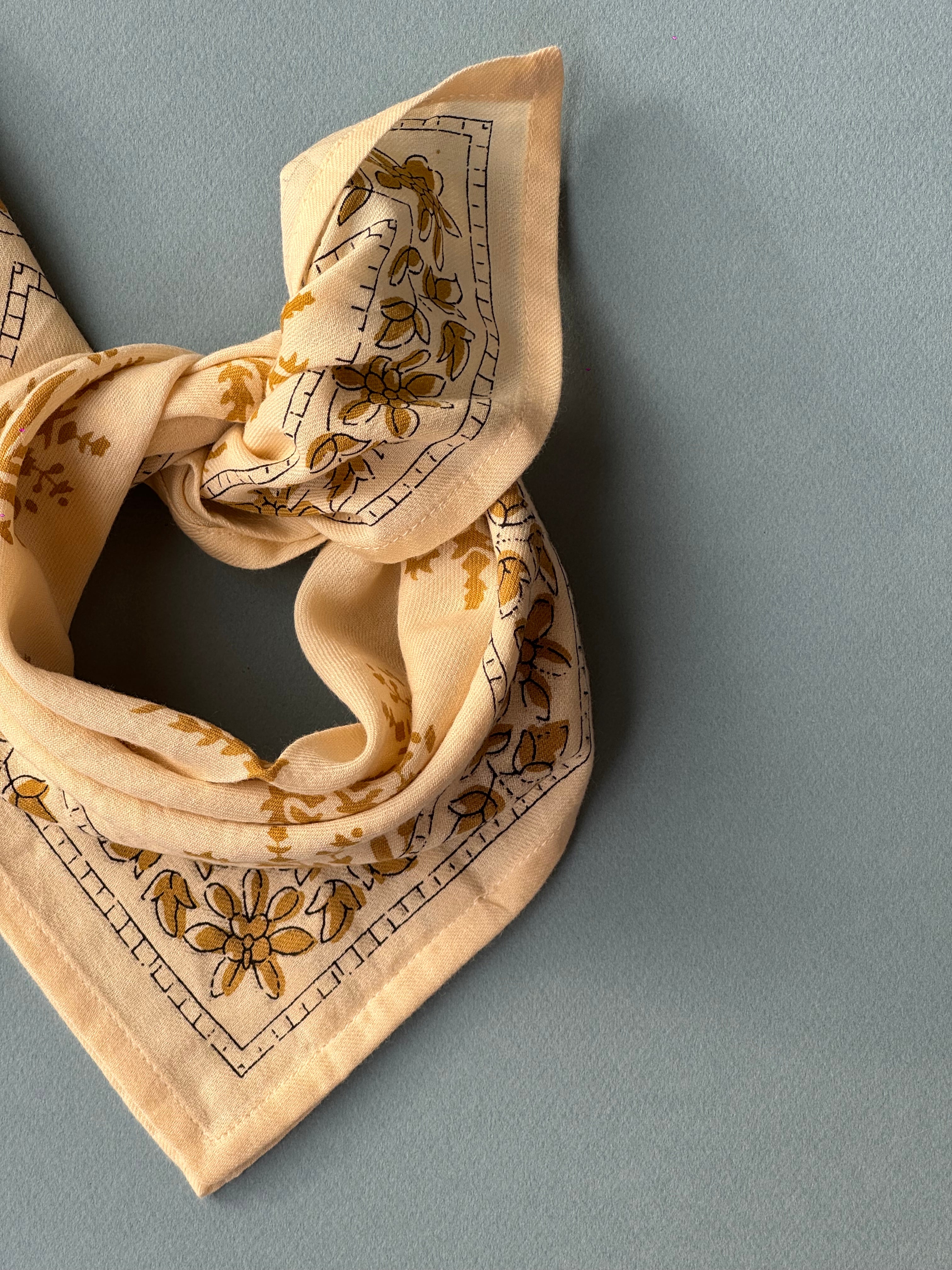 détails du petit foulard en coton imprimé écru et kaki