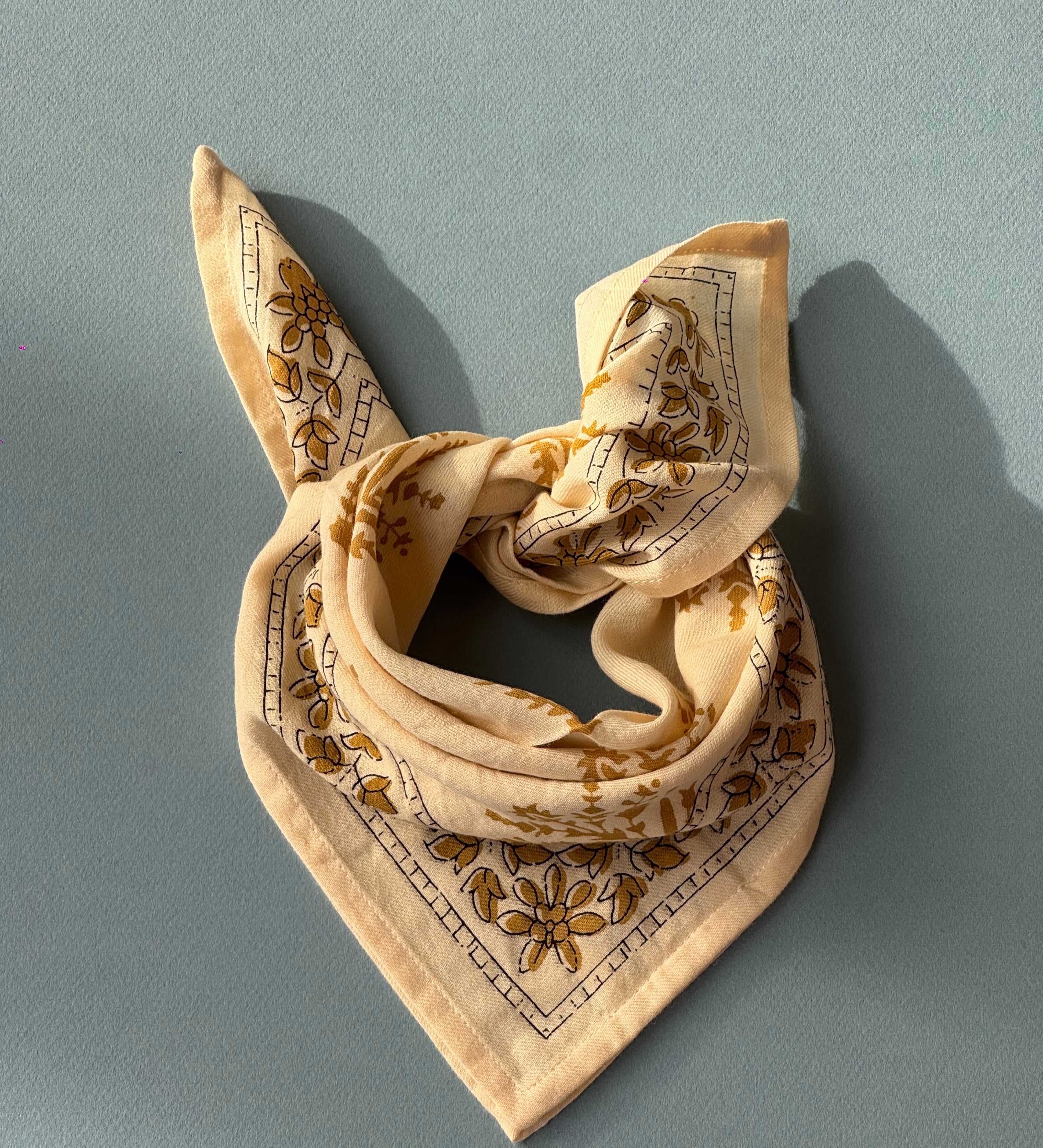 petit foulard en coton imprimé écru et kaki