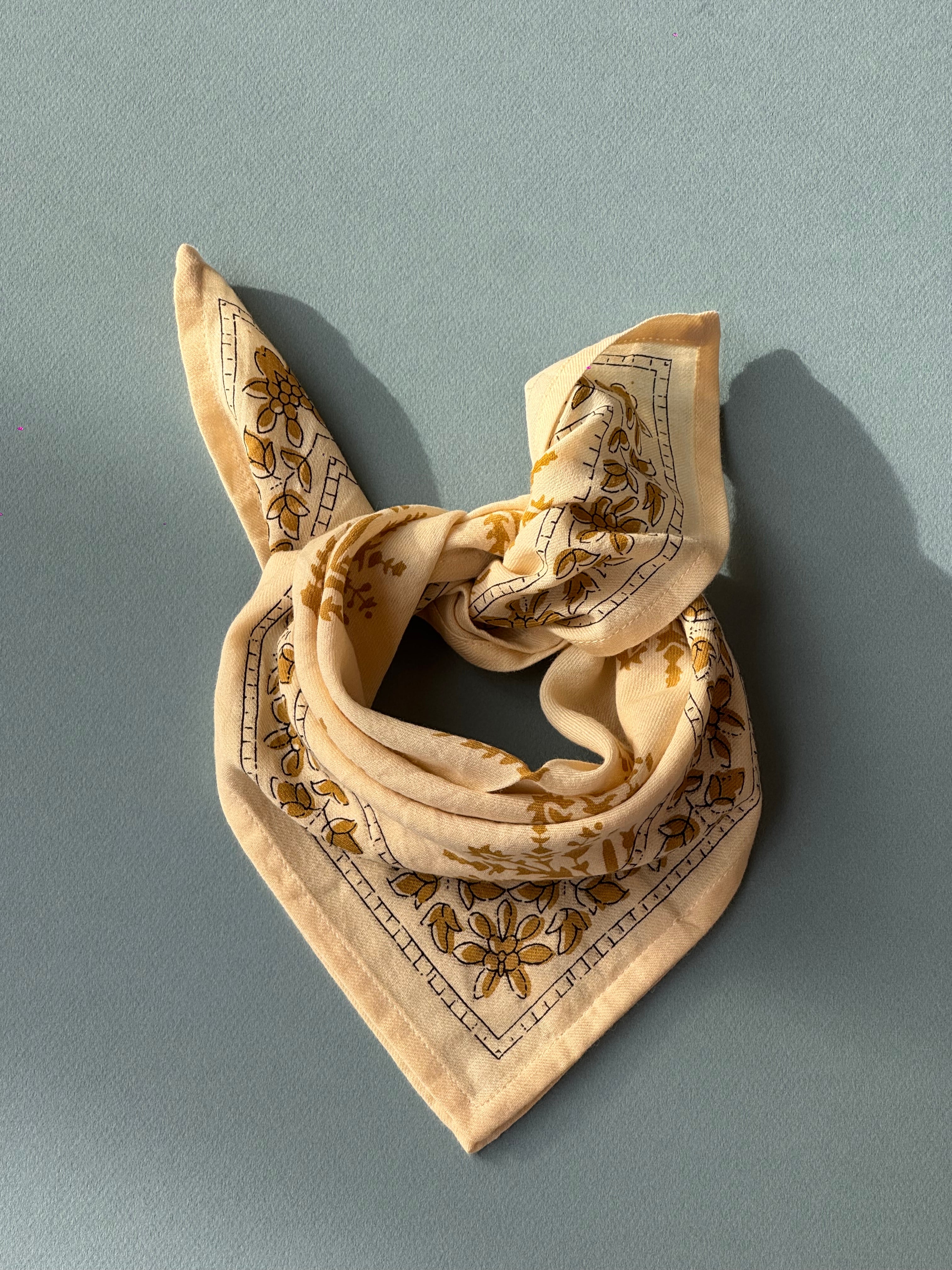 petit foulard en coton imprimé écru et kaki