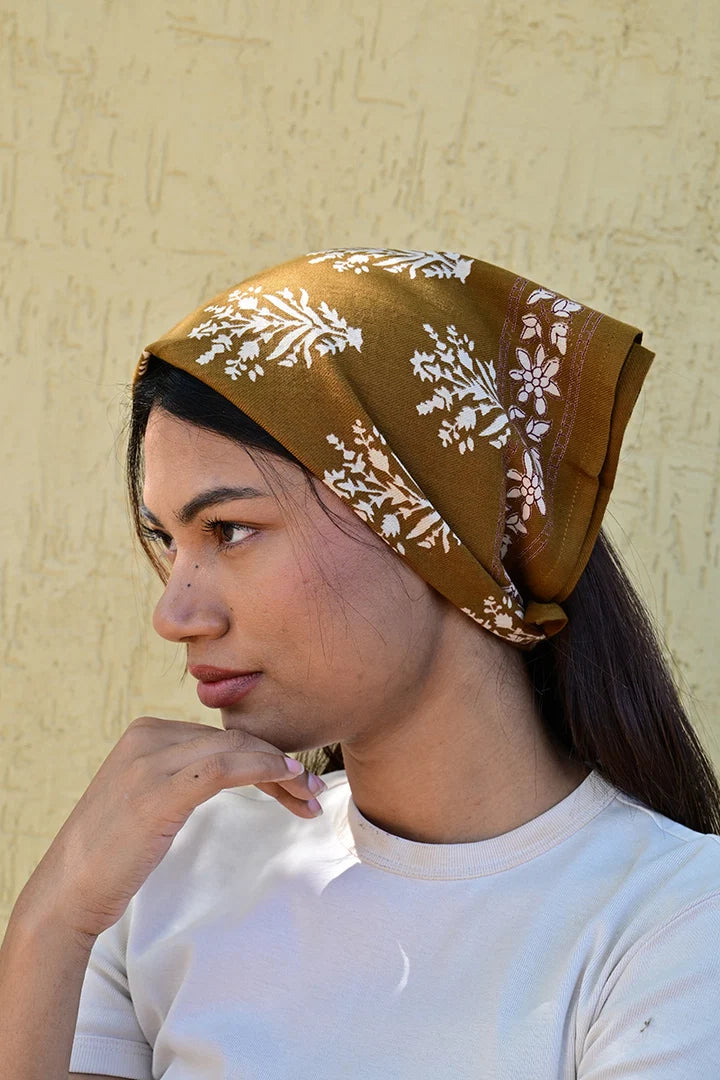 petit foulard marron en coton imprimé noué sur la tête