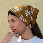 petit foulard marron en coton imprimé noué sur la tête