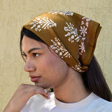 petit foulard marron en coton imprimé noué sur la tête