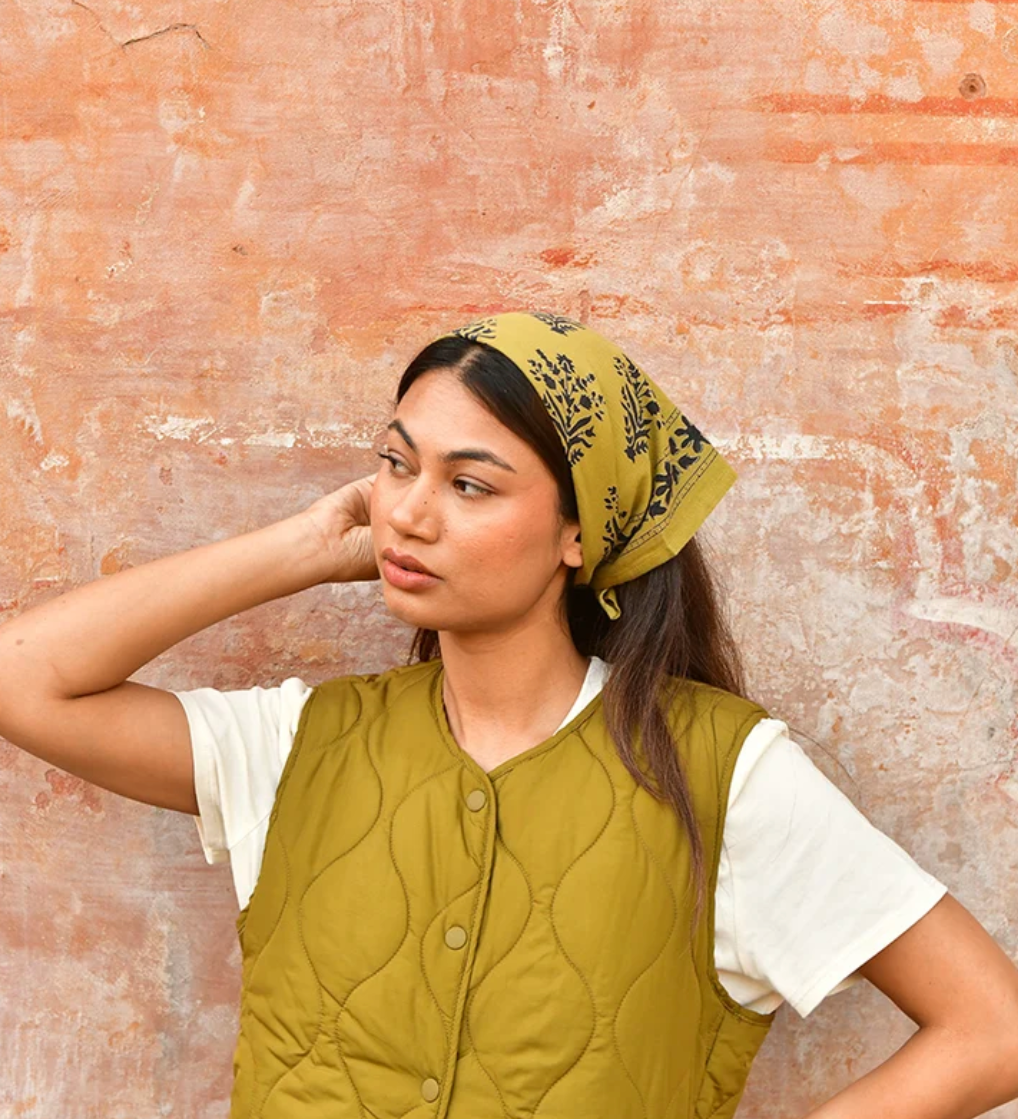 petit foulard en coton imprimé vert olive noué dans les cheveux