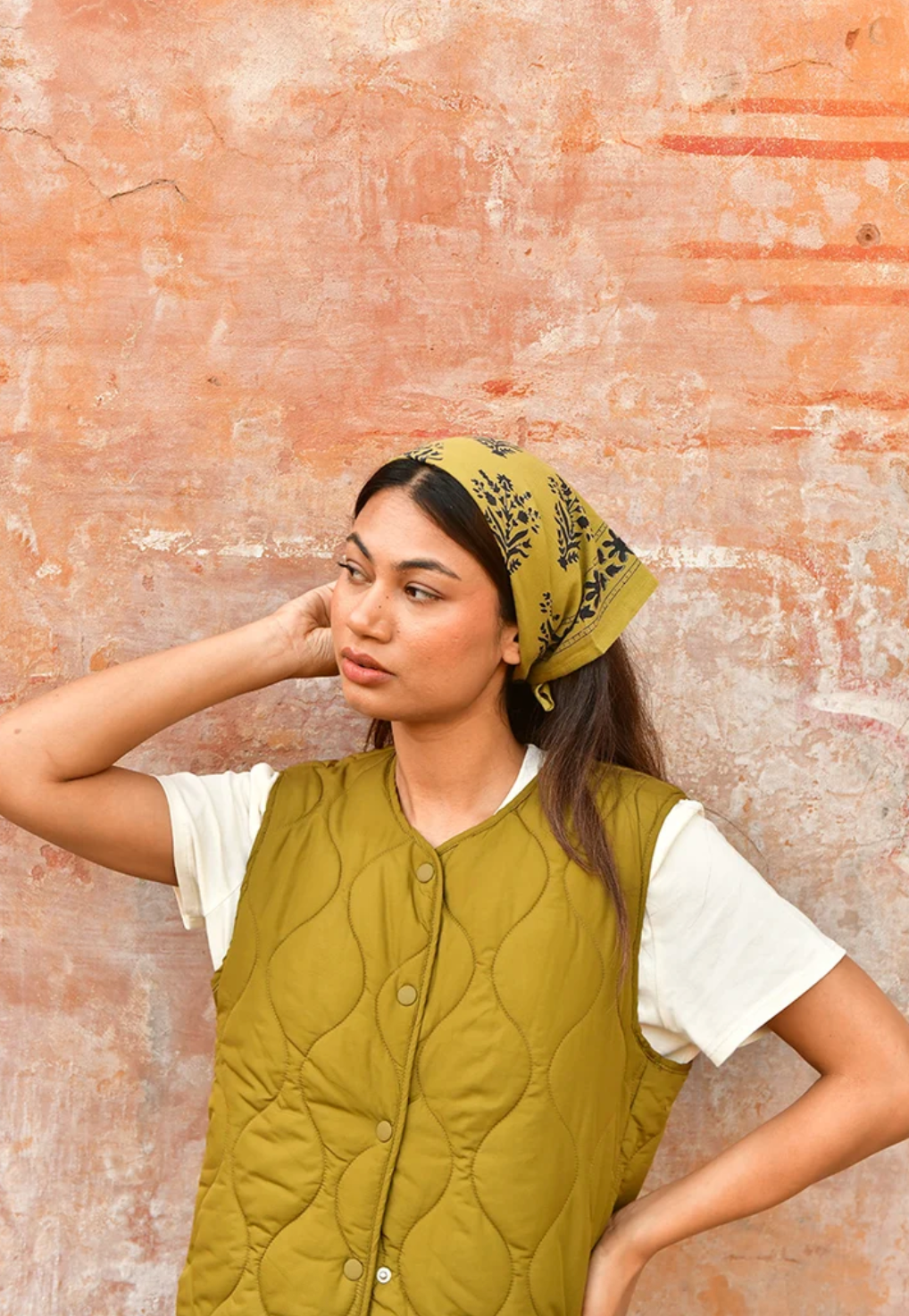 petit foulard en coton imprimé vert olive noué dans les cheveux