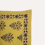 zoom sur le petit foulard en coton imprimé vert olive 