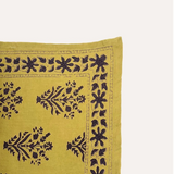 zoom sur le petit foulard en coton imprimé vert olive 