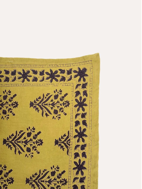 zoom sur le petit foulard en coton imprimé vert olive 