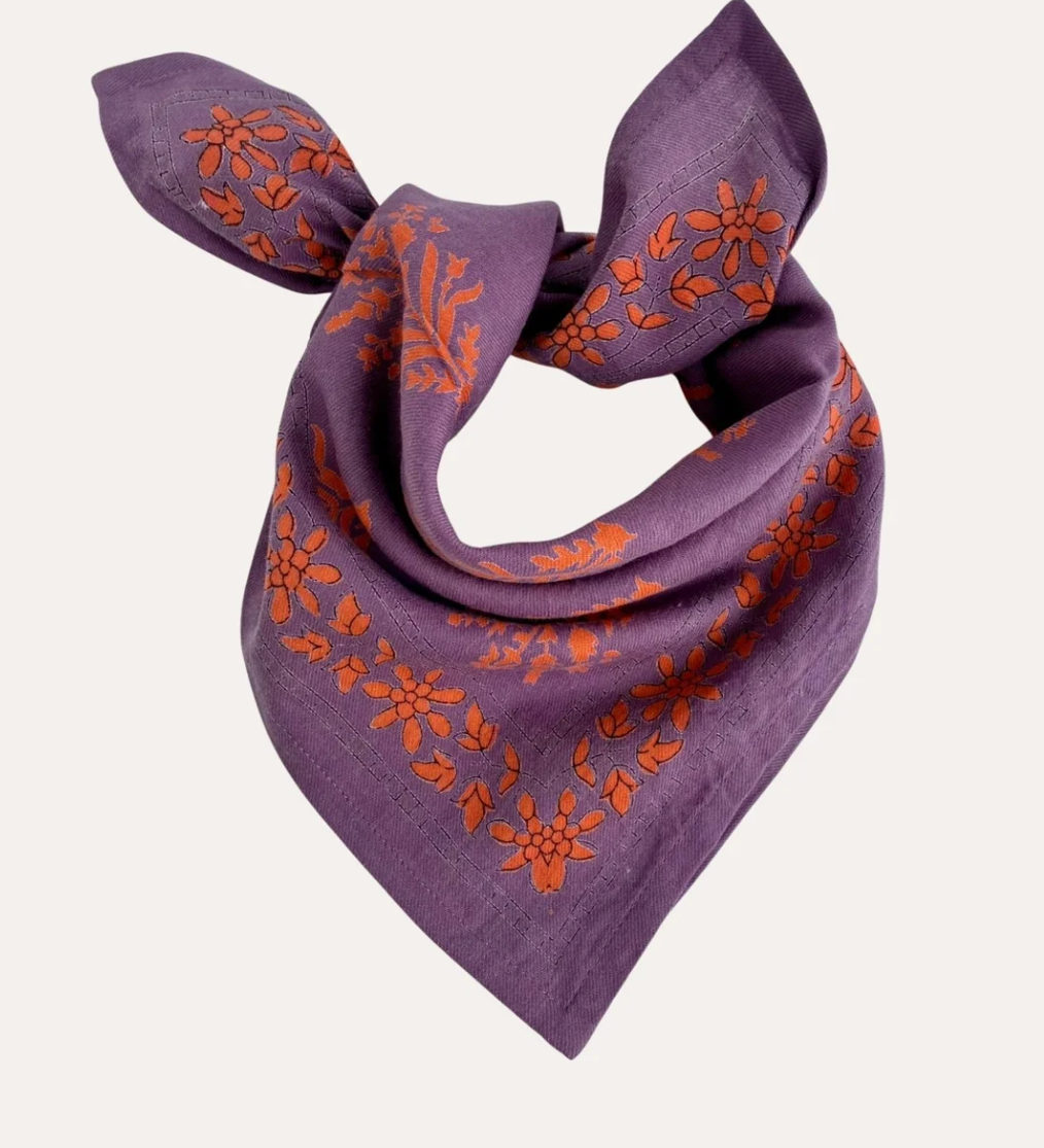 détails du petit foulard en coton imprimé violet et orange 