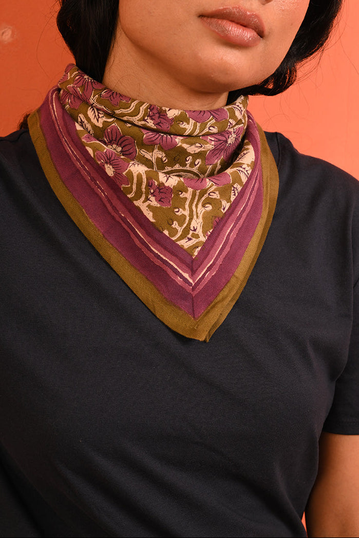 petit foulard en coton kaki avec motif floral violet porté comme un bandana