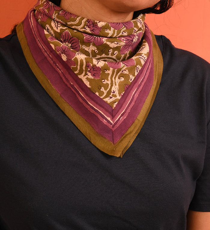 petit foulard en coton kaki avec motif floral violet porté comme un bandana