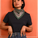 petit foulard vert en coton imprimé porté avec une tenue décontractée