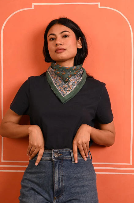 petit foulard vert en coton imprimé porté avec une tenue décontractée