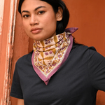 petit foulard en coton imprimé porté autour du cou comme un bandana