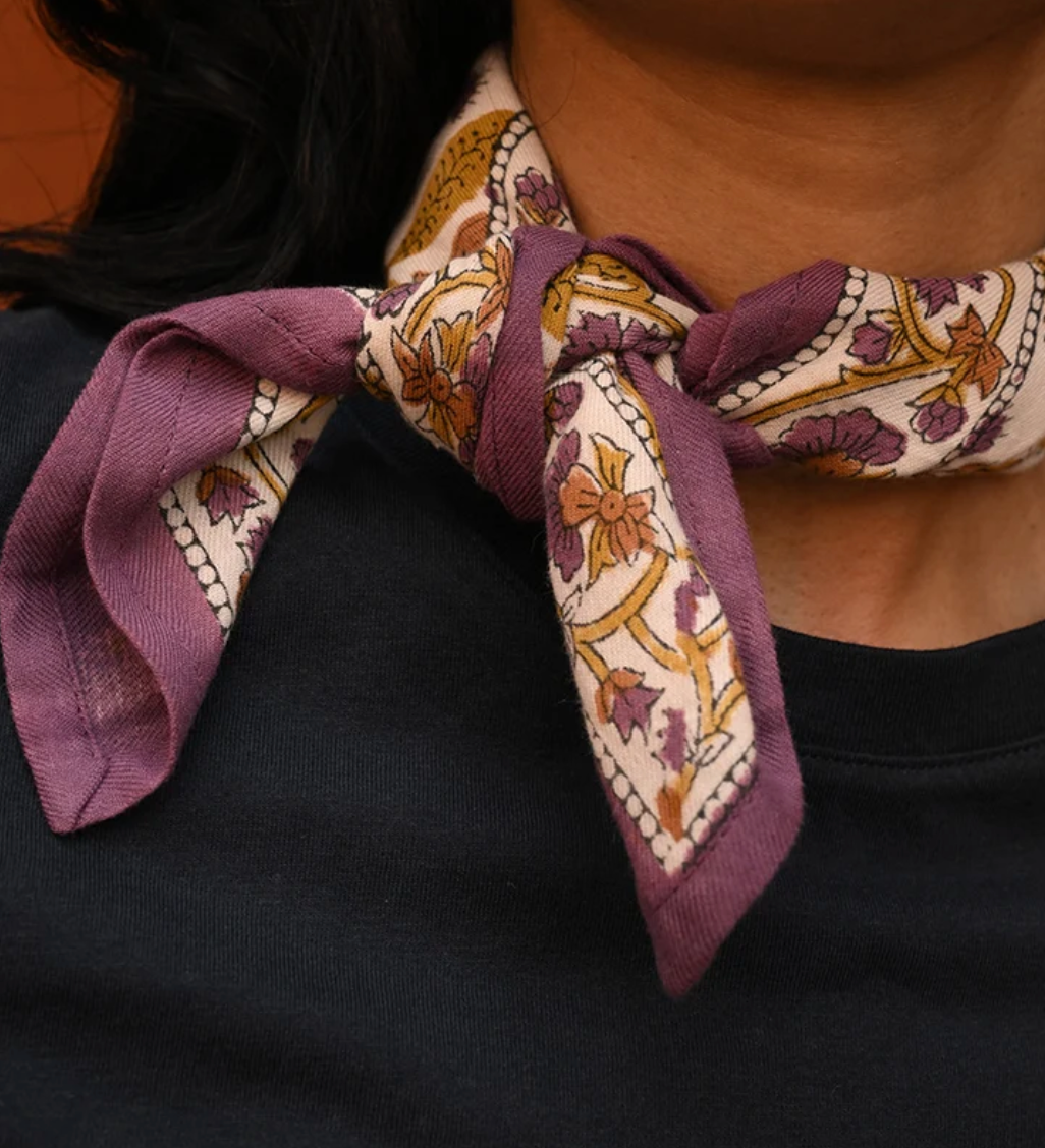 zoom sur le petit foulard en coton imprimé Zenon moutarde