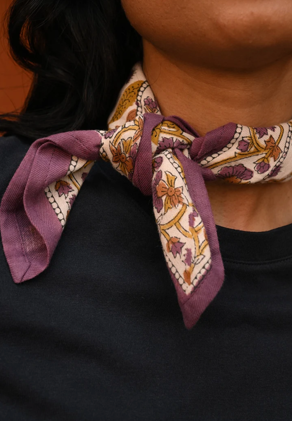 zoom sur le petit foulard en coton imprimé Zenon moutarde