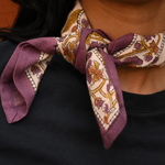 zoom sur le petit foulard en coton imprimé Zenon moutarde