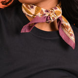 petit foulard en coton imprimé porté autour du cou sur une tenue décontractée
