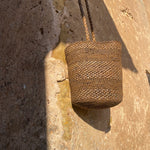 Sac seau marron en raphia fait main – SINY tabac I The Clow Company