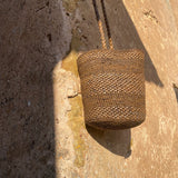 Sac seau marron en raphia fait main – SINY tabac I The Clow Company