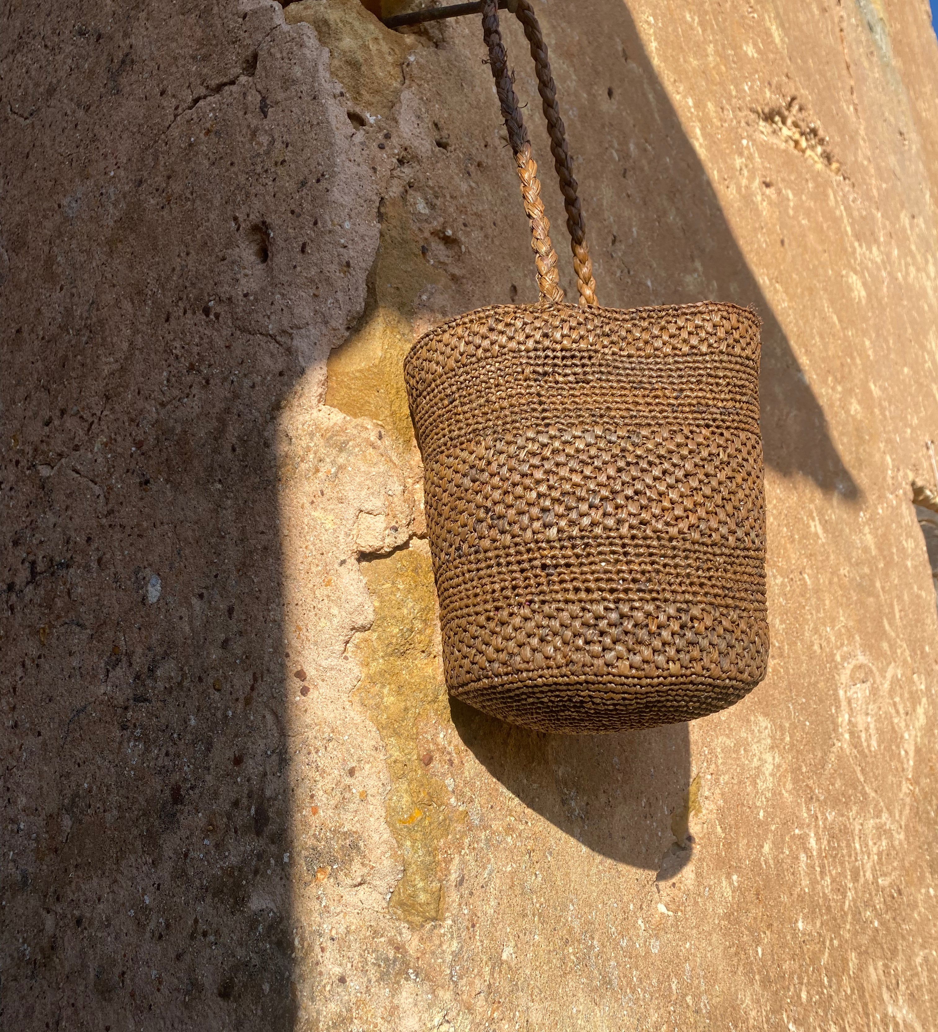 Sac seau marron en raphia fait main – SINY tabac I The Clow Company