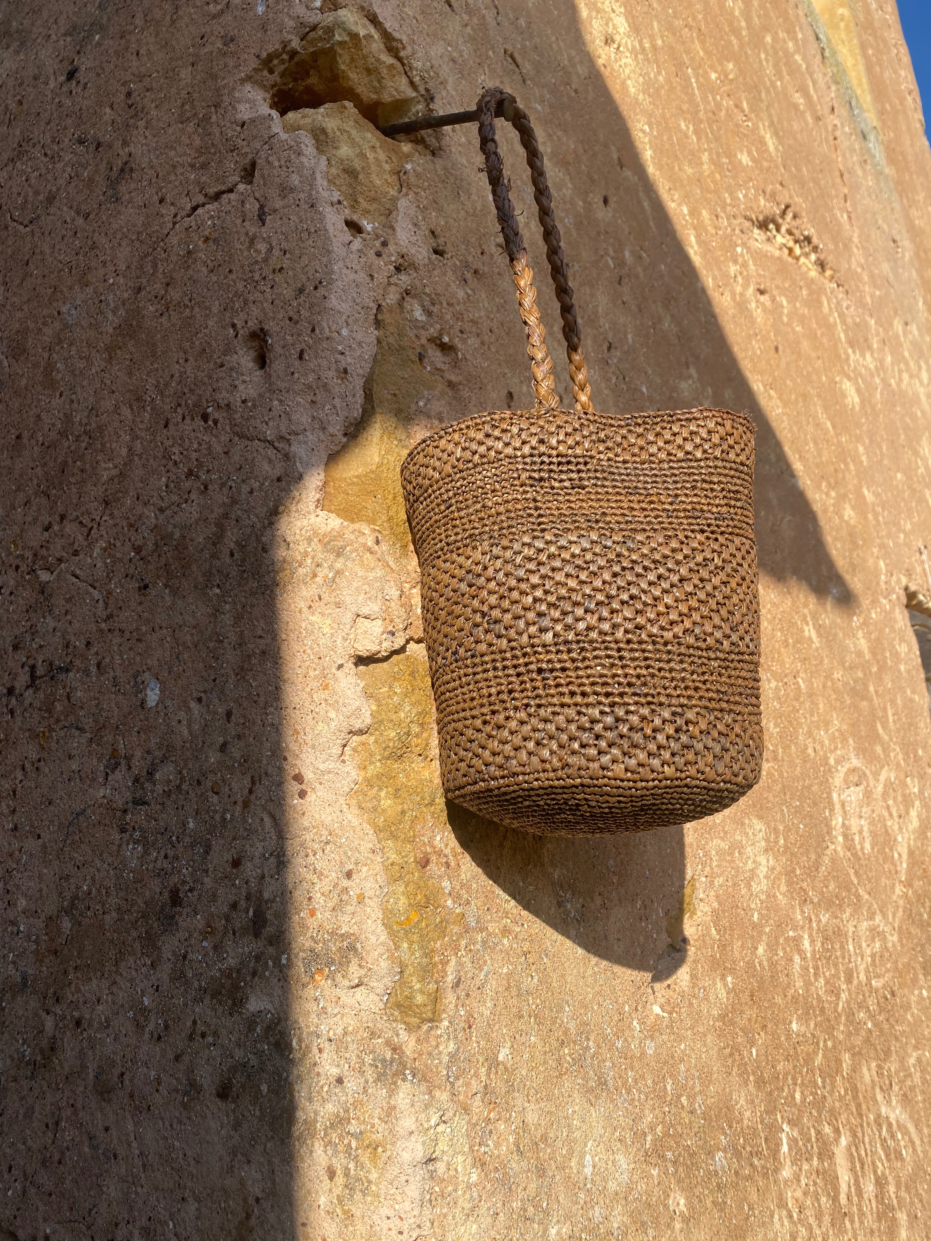 Sac seau marron en raphia fait main – SINY tabac I The Clow Company