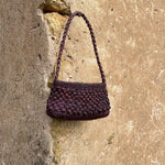 Petit sac baguette en crochet de raphia chocolat, vue de face