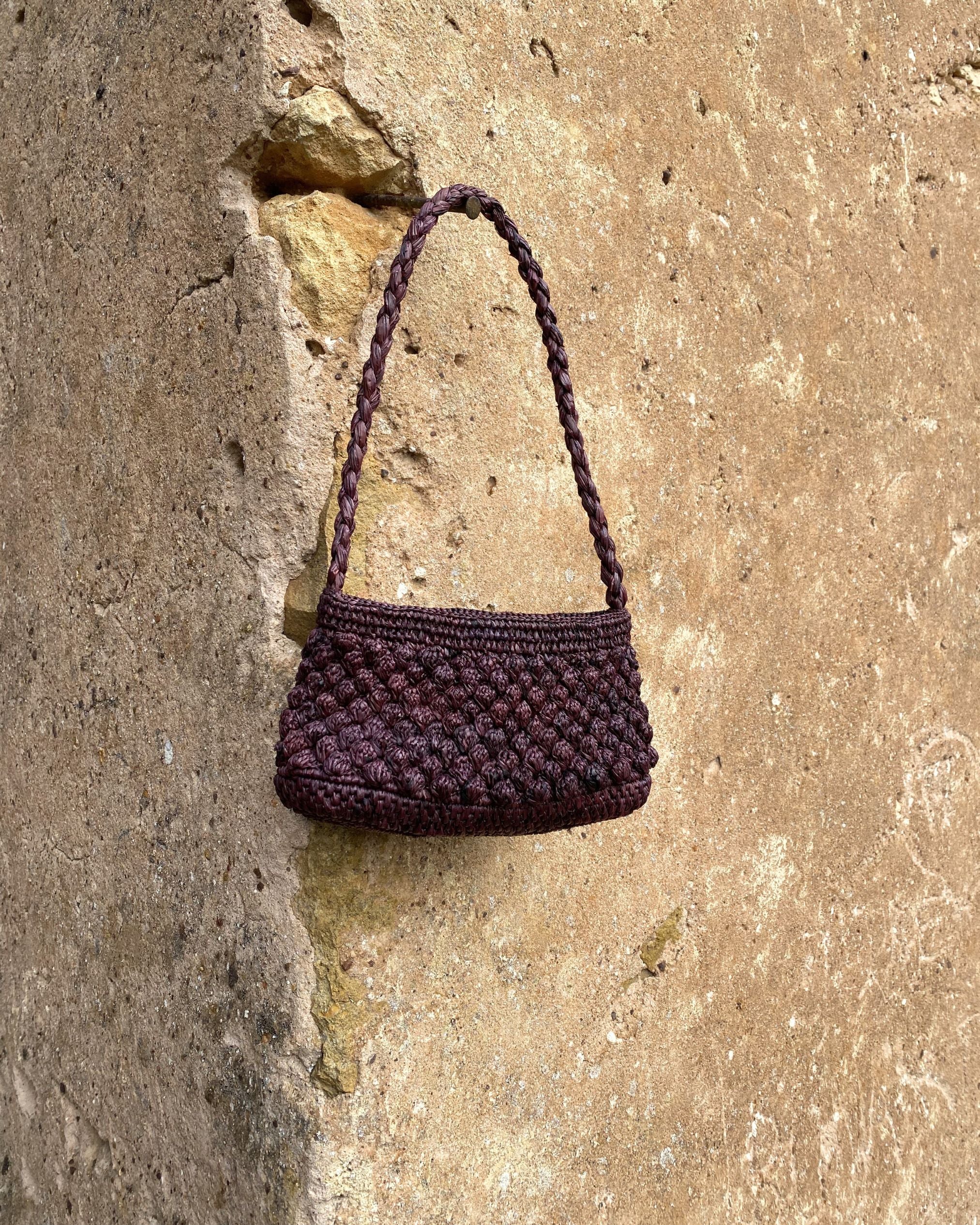 Petit sac baguette en crochet de raphia chocolat, vue de face
