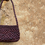 zoom sur le crochet boules en raphia du petit sac baguette, BAO chocolat