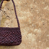 zoom sur le crochet boules en raphia du petit sac baguette, BAO chocolat