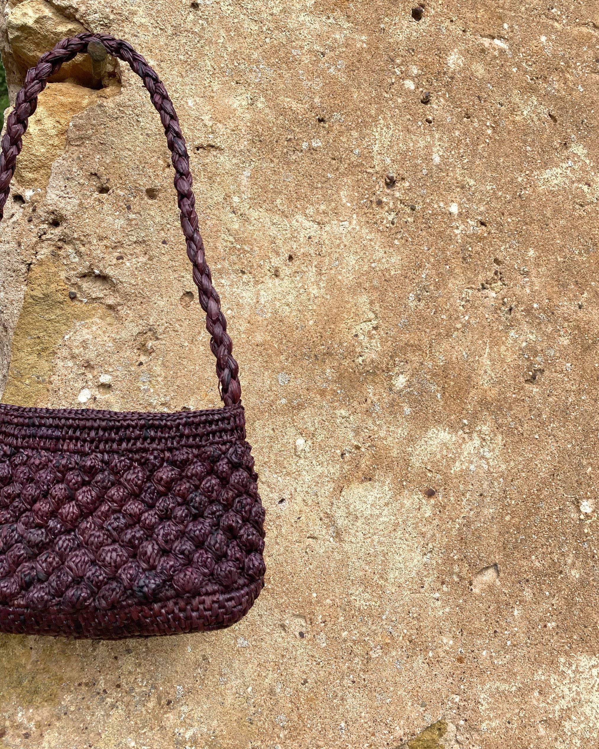 zoom sur le crochet boules en raphia du petit sac baguette, BAO chocolat