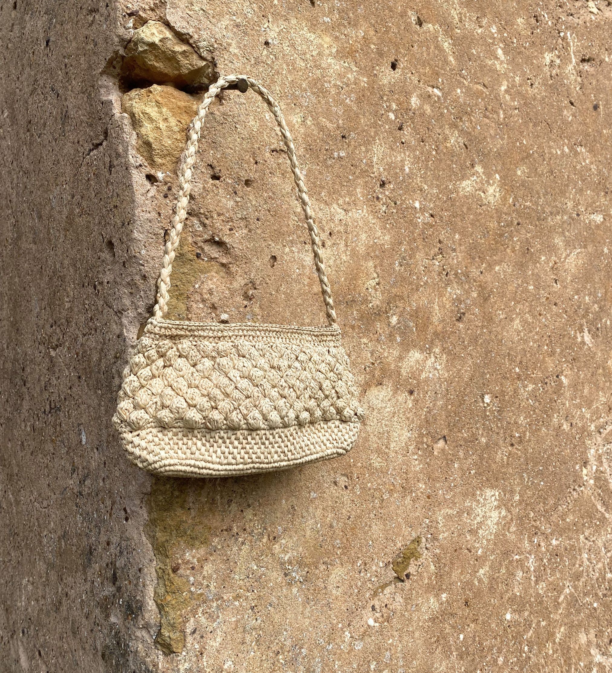 Petit sac baguette en raphia naturel, vue de face
