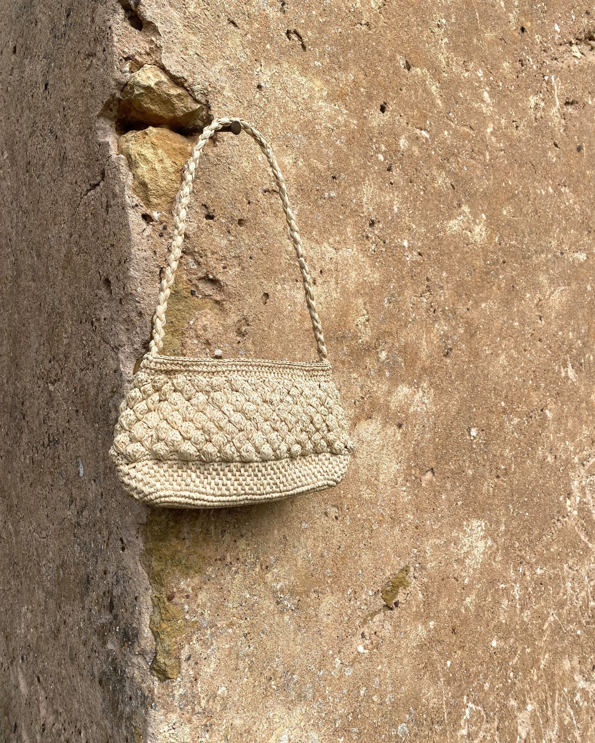 Petit sac baguette en raphia naturel, vue de face