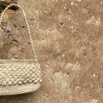 zoom sur le crochet boules en raphia du petit sac baguette, BAC naturel