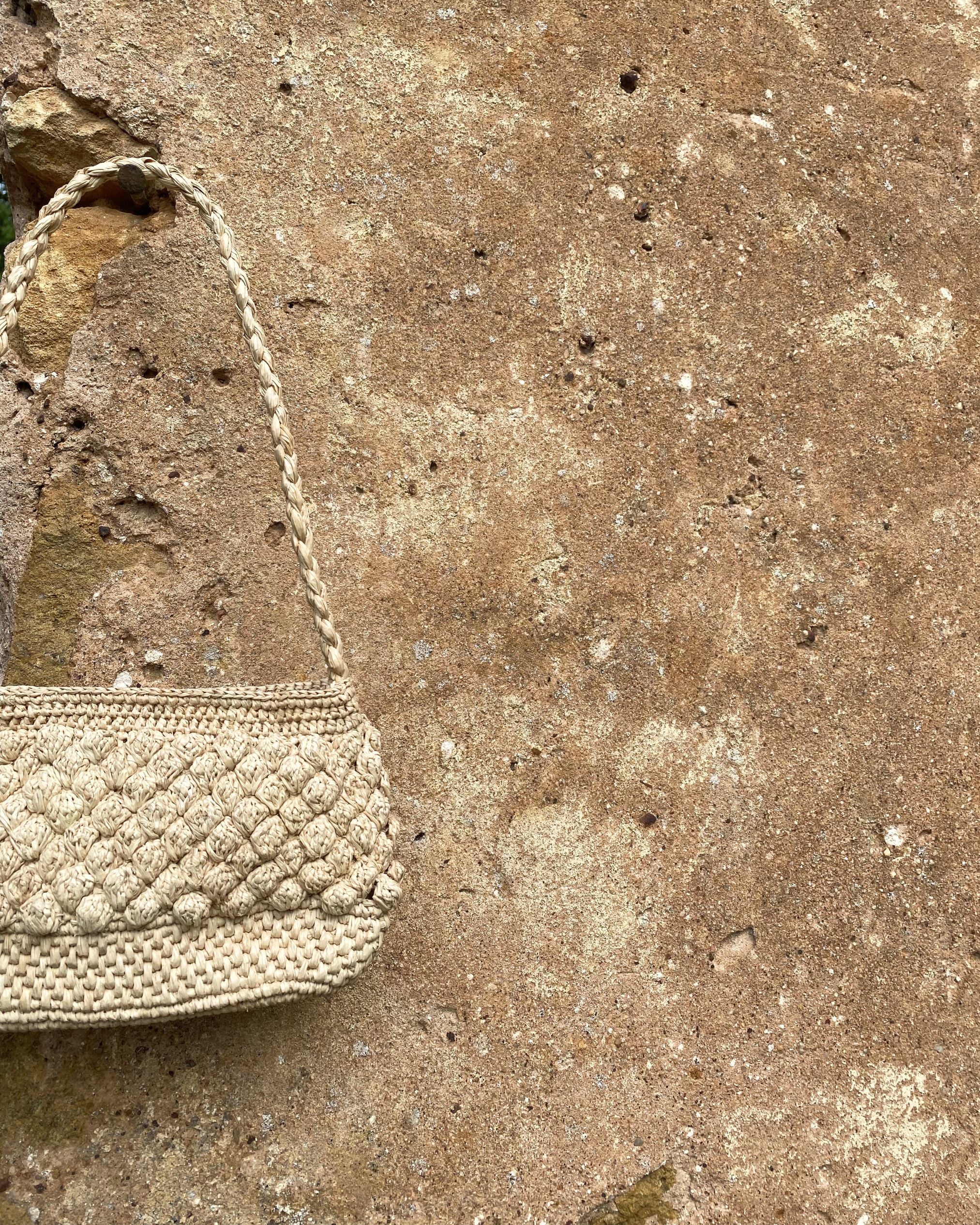 zoom sur le crochet boules en raphia du petit sac baguette, BAC naturel
