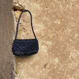Petit sac baguette en crochet boules de raphia noir, vue de face