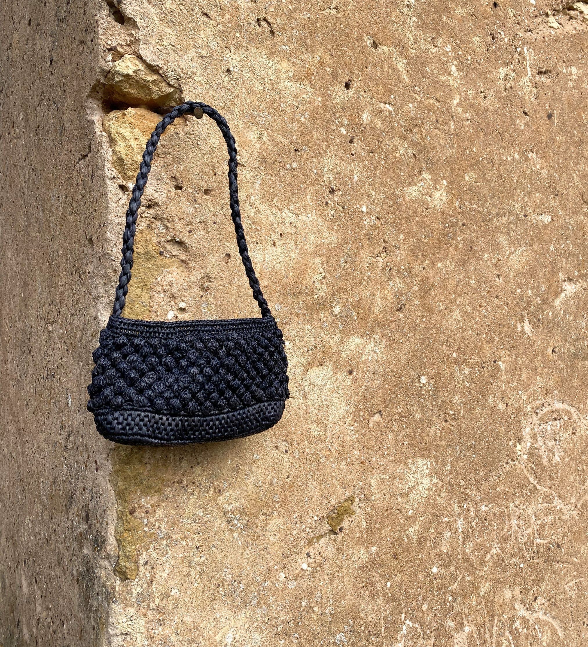 Petit sac baguette en crochet boules de raphia noir, vue de face