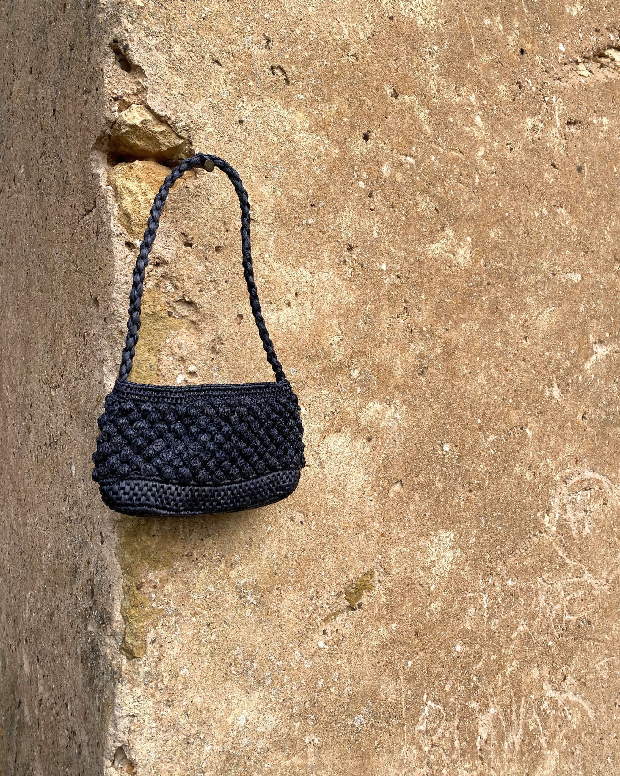 Petit sac baguette en crochet boules de raphia noir, vue de face