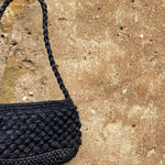 Zoom sur le petit sac baguette en crochet de raphia boules, BAO noir