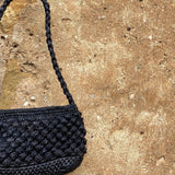Zoom sur le petit sac baguette en crochet de raphia boules, BAO noir