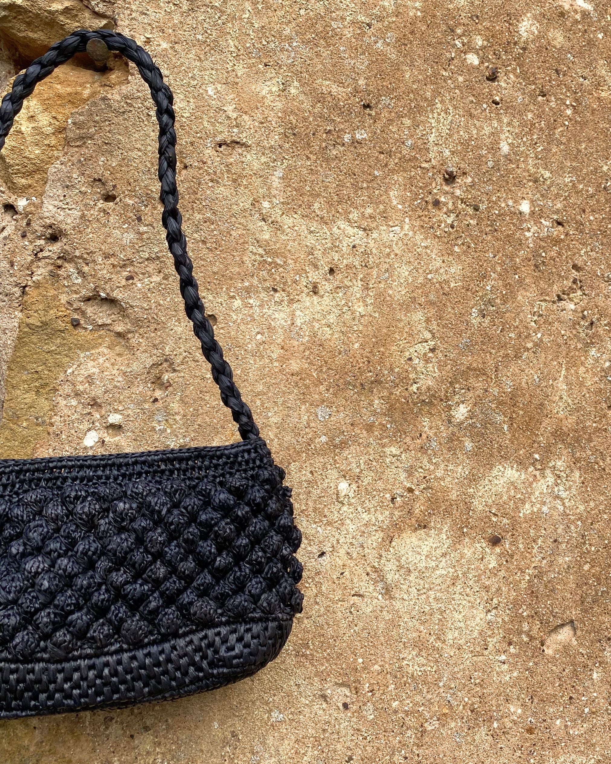 Zoom sur le petit sac baguette en crochet de raphia boules, BAO noir
