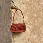 petit sac baguette en crochet boules de raphia terracotta, vue de face