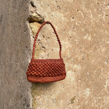 petit sac baguette en crochet boules de raphia terracotta, vue de face