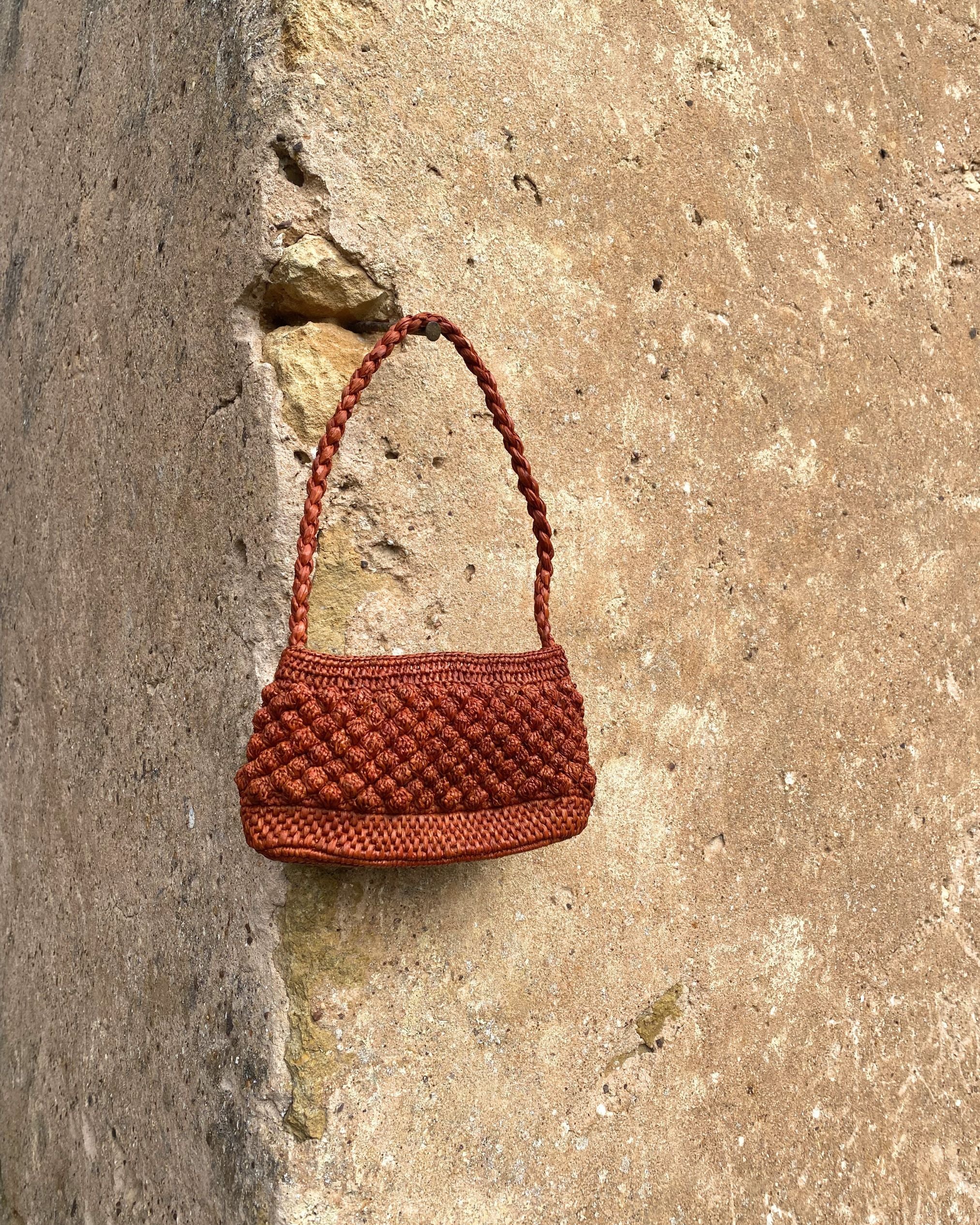 petit sac baguette en crochet boules de raphia terracotta, vue de face